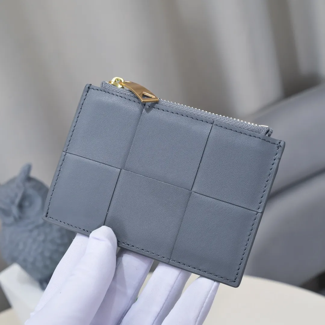 Batch 520 Intrecciato woven calfskin large zipper card holder, equipped with 3 card slots, 1 zipper coin purse, gold hardware 2020A cowhide large grid# Dimensions: Height 8×Width 12×Thickness 1 cm Color: Lightning Gray#